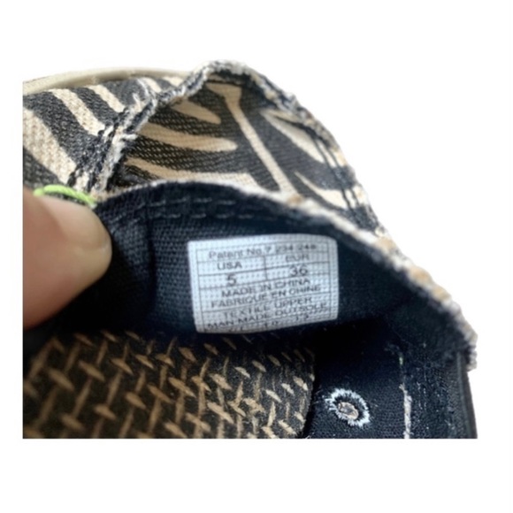 Sanuk On the Prowl Slip on Shoes Metallic Zebra Print Size 5 NWOT - Picture 3 of 4